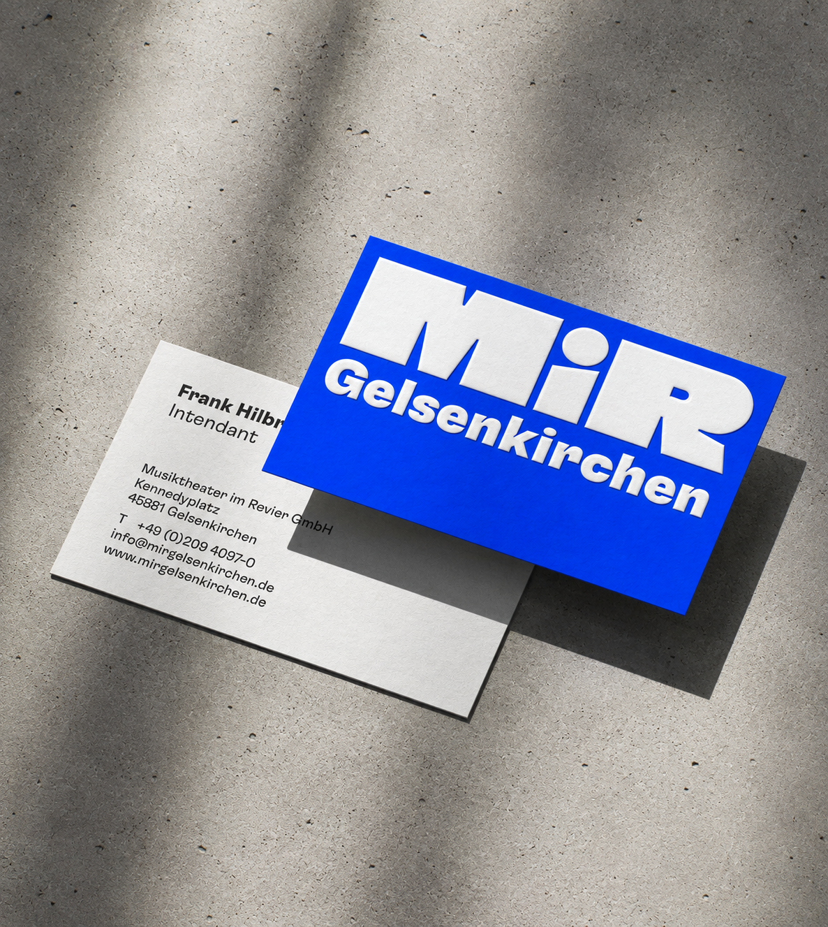 MiR_Visitenkarte_Praegung_Hochformat_Beton MiR Visitenkarte Praegung Hochformat Beton